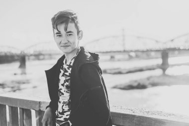 Güzel Asyalı çocuk öğrenci öğrenci 15-16 yaşında, açık havada dikey, sokak moda ve yaşam tarzı