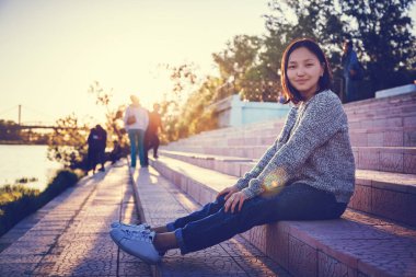 Güzel Asyalı kız kız öğrenci 15-16 yaş, portre açık havada, sokak moda ve yaşam tarzı