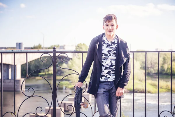 sevimli çekici şık Asyalı çocuk genç 15-16 yaşında Wavebord Ripstik ile şehrin sokaklarında eller, millennials, gençlik yaşam tarzı üzerinde