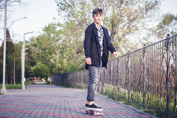 Ritratto Simpatico Ragazzo Asiatico Anni Che Skateboard Nel Parco Estate — Foto Stock