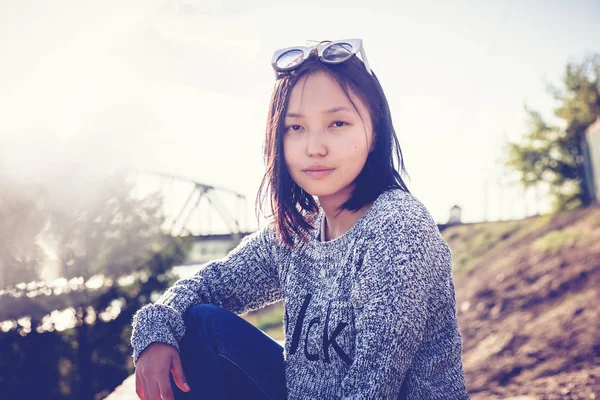 Piękna Dziewczyna Azjatyckich Uczennica Lat Portret Zewnątrz Ulicy Moda Styl — Zdjęcie stockowe