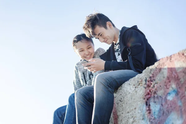Asian Teen Chłopiec Dziewczynka Wygląda Smartfonie Komunikować Się Wspólną Zabawę — Zdjęcie stockowe