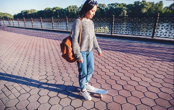 Όμορφο Κορίτσι Της Ασίας Ετών Millenial Έφηβο Στο Υπόλοιπο Skateboard — Φωτογραφία Αρχείου