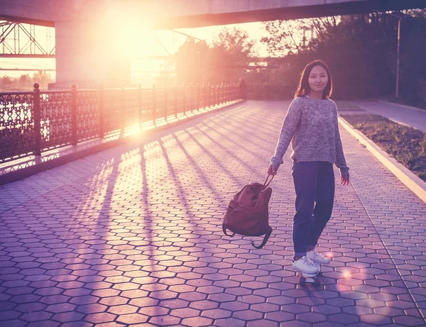 Gyönyörű Ázsiai Lány Éves Gördeszka Szórakozás Iskolás Többi Évezredes Tinédzser — Stock Fotó