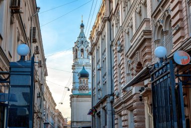 Şehir manzarası, eski bir Ortodoks Kilisesi, Rusya bakan Moskova Merkezi sokakta dar.