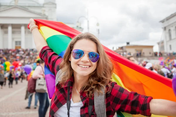 Hermosa Joven Feliz Mujer Con Una Bandera Del Arco Iris — Foto de Stock