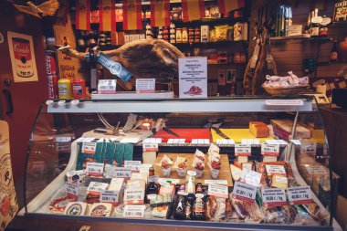 Helsinki, Finlandiya, Haziran 2018, balık ve et, tarihi piyasada Kauppatori Fin lezzetleri olan sayaç vitrin