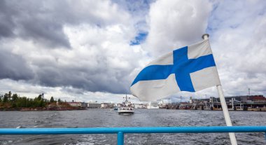Bir teknede Finlandiya bayrağını geliştirir deniz manzaralı rüzgarda. Finlandiya, İskandinav Europe seyahat