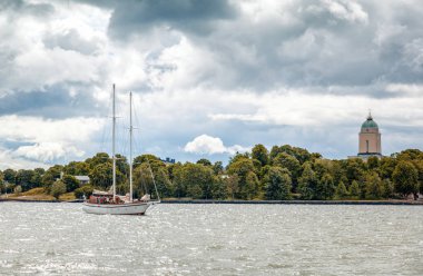 Yelkenli tekne üzerinde Suomenlinna ada sahillerinde bir güzel cluody gün, Finlandiya
