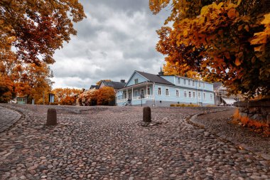 Güzel sahne, Kömür topakları ve Suomenlinna ada, Finlandiya'nın Adaları üzerinden bir yolculuk üzerinde ahşap evler