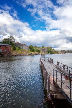 Ahşap iskele tekneler ve yatlar Suomenlinna ada, kale görünümü, güzel parlak manzara için. Kuzey Avrupa, Finlandiya, Helsinki için seyahat