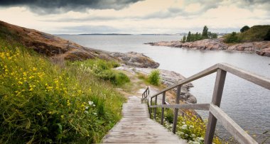 Ahşap yollar merdiven Suomenlinna ada, güzel bir deniz manzarası üzerinde deniz kıyısından. Finlandiya'nın Adaları