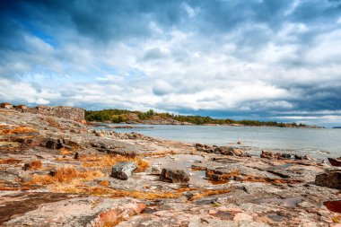 Güzel deniz manzarası, Finlandiya'nın adalarda denize taş kıyısında. Kuzey Avrupa doğası