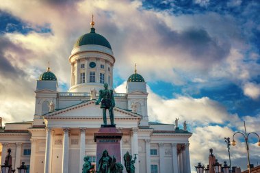 Finlandiya, Helsinki, İmparator Alexander 2 Katedrali ve Senato Meydanı anıt gün batımında görünümünü. Güzel bir şehir manzarası