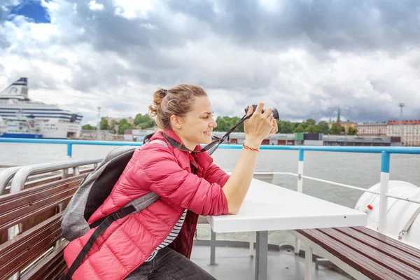 Jovem Bela Menina Feliz Viajante Com Uma Câmera Suas Mãos — Fotografia de Stock