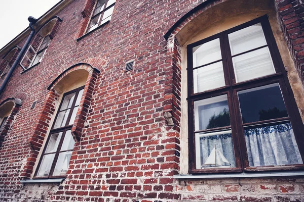 红色砖建筑门面 传统斯堪的纳维亚建筑学 赫尔辛基 — 图库照片