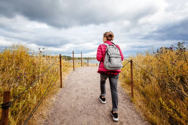 Meisje Reiziger Met Een Rugzak Loopt Rond Het Eiland Van — Stockfoto