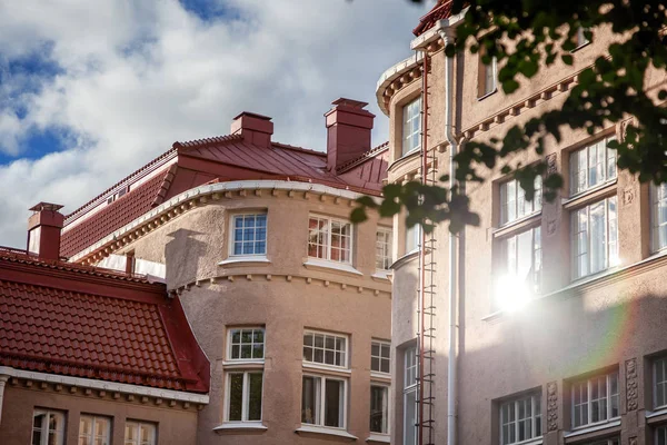 Matahari Dipantulkan Jendela Kaca Arsitektur Tradisional Skandinavia Eksterior Latar Belakang — Stok Foto