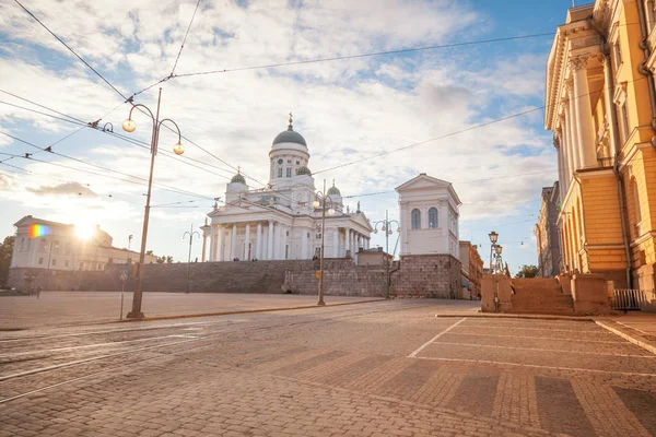 Finlandiya, Helsinki, Katedral ve Senato Meydanı görünümünü gün batımında. Güzel bir şehir manzarası