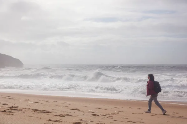 Meisje Reiziger Wandelingen Langs Atlantische Kust Met Golven Bewolkt Winterweer — Stockfoto