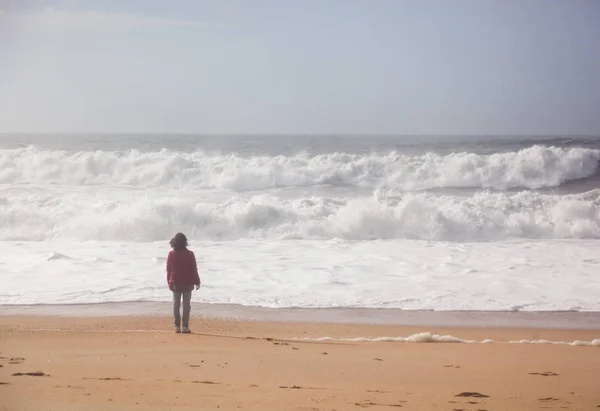 Chica Viajera Camina Largo Costa Atlántica Con Olas Clima Nublado — Foto de Stock