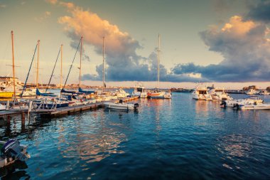 Güzel renkli gün batımı tekne, Paphos, Kıbrıs, güzel manzara ile liman