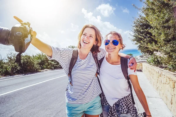 Duas Mulheres Bonitas Jovens Amigos Blogueiros Viajam Juntos Viajando Como — Fotografia de Stock