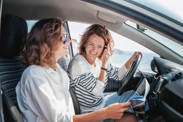 Zwei Attraktive Freundliche Junge Frauen Genießen Einen Tagesausflug Ans Meer — Stockfoto