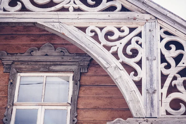 老历史木建筑学的细节 Rakvere 爱沙尼亚 传统的房子与雕刻木细节 — 图库照片
