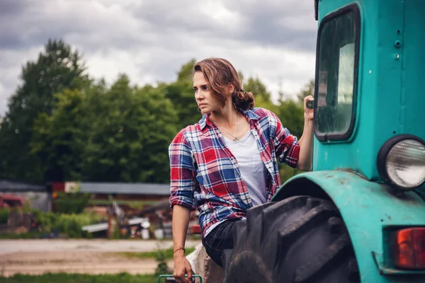 Krásná Mladá Dívka Pracuje Traktor Poli Neobvyklé Práce Pro Ženy — Stock fotografie