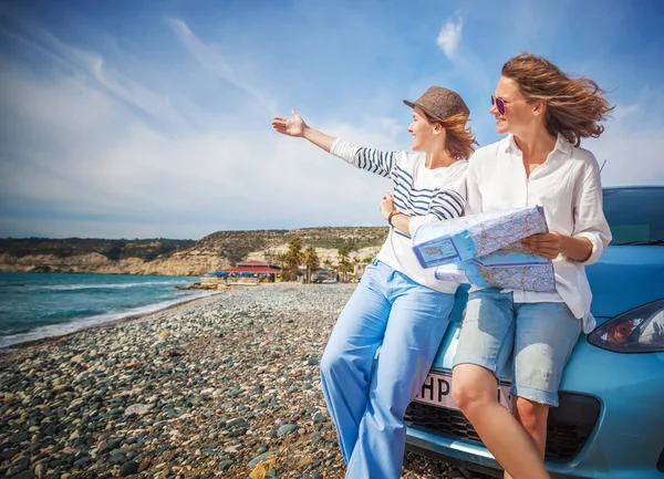 Две Молодые Красивые Девушки Подруги Путешествующие Вместе Машине Пляже Яркий — стоковое фото