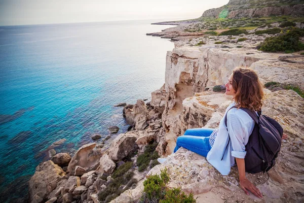 Stylish Young Woman Traveler Watches Beautiful Sunset Rocks Beach Cyprus — Stock Photo, Image