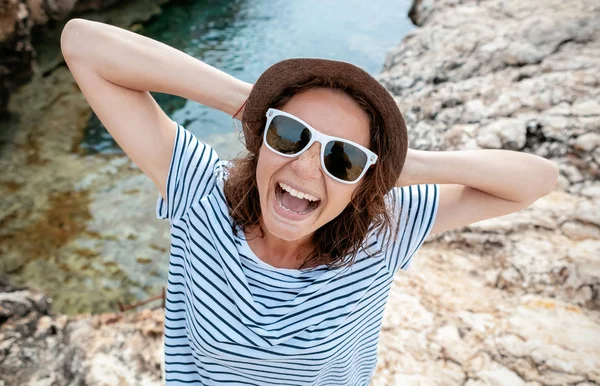 Junge Frau Mit Sonnenbrille Und Sommermütze Glücklich Und Überrascht Jubelnd — Stockfoto