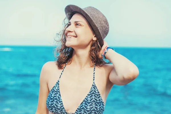 Férias Verão Conceito Férias Menina Sorridente Feliz Biquíni Chapéu Palha — Fotografia de Stock