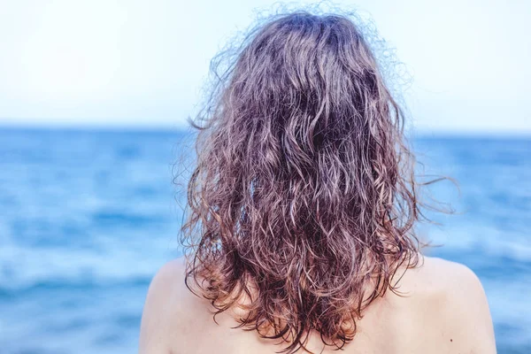 Kudrnaté Vlasy Hnědovlasá Dívka Stojící Pláži Její Záda Péče Vlasy — Stock fotografie