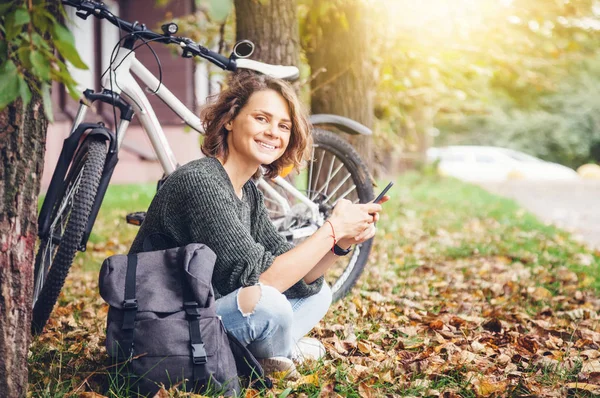 Schöne Junge Lächelnde Frau Mit Handy Der Hand Sitzt Herbst — Stockfoto