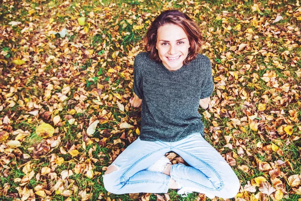 Beautiful Young Smiling Woman Girl Wavy Hair Sitting Grass Fallen — Stock Photo, Image