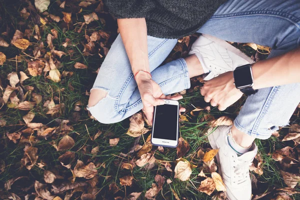 Una Chica Sienta Hierba Las Hojas Caídas Otoño Con Teléfonos — Foto de Stock