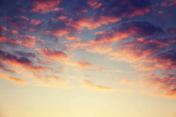 Hermoso Cielo Brillante Atardecer Con Nubes Rosadas Fondo Abstracto Natural — Foto de Stock