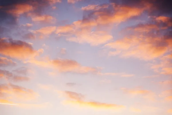 Bel Cielo Luminoso Tramonto Con Nuvole Rosa Sfondo Astratto Naturale — Foto Stock