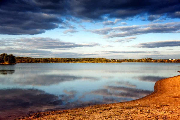 Belo Pôr Sol Brilhante Lago Outono Nuvens Refletidas Água Cores — Fotografia de Stock
