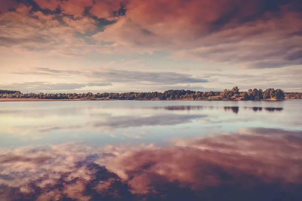 美丽的粉红色夕阳在湖面上 云映在水中 美丽的秋景 — 图库照片