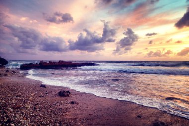 Güzel parlak renkli çarpıcı deniz günbatımı, güneş ışınlarının bulutlar dramatik günbatımı okyanus içinde 
