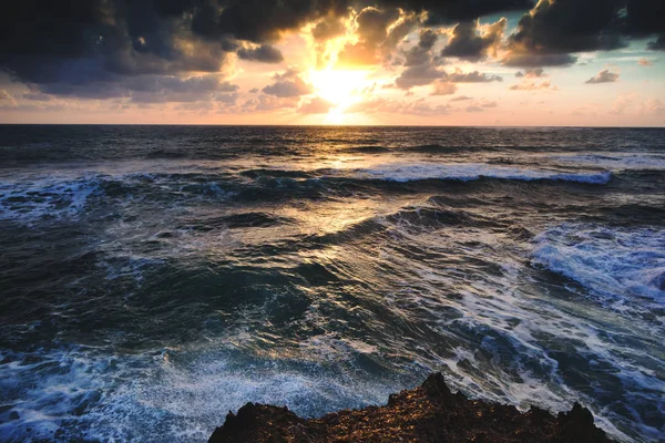 Mooie Heldere Kleurrijke Prachtige Zee Zonsondergang Stralen Van Zon Wolken — Stockfoto