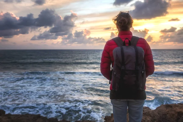 Viajero Joven Con Una Mochila Para Orilla Del Mar Mira —  Fotos de Stock