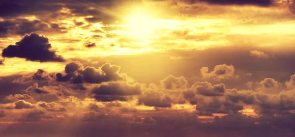 Güzel Parlak Renkli Çarpıcı Günbatımı Gökyüzü Bulutlar Güneş Işınları — Stok fotoğraf