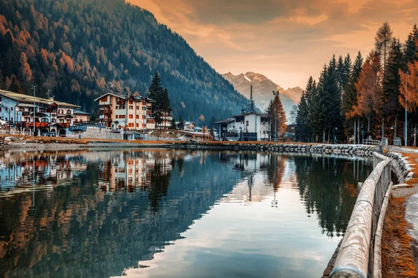 Une Petite Ville Dans Les Dolomites Alpes Italiennes Lac Beau — Photo