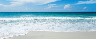 Güzel parlak tropikal peyzaj, mükemmel kumsal, mavi gökyüzü, beyaz kum, Turkuaz su