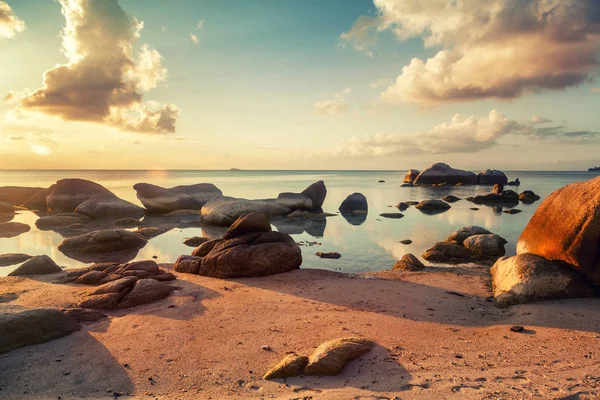 Heldere Tropische Mooie Landschap Zonsondergang Het Strand Met Grote Stenen — Stockfoto