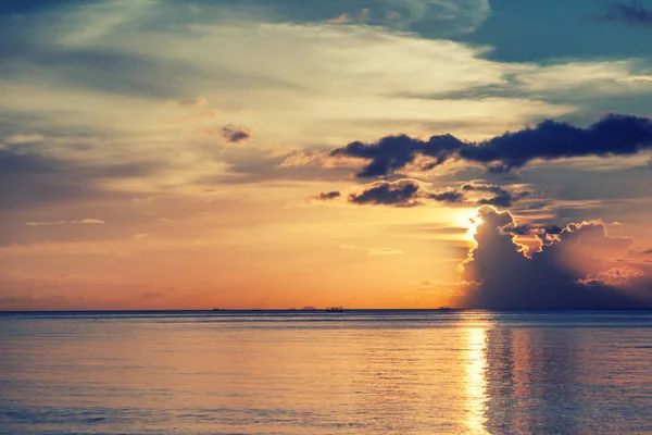 Schöne Wolkenlandschaft Über Dem Meer Sonnenaufgang Dramatische Wolken Reflexion Auf — Stockfoto